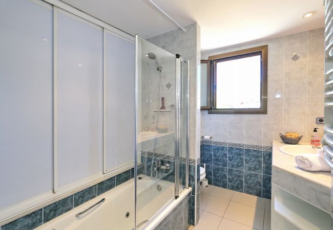 Apartamento en Rosas / Roses - SALATA, Magnífico apartamento 2 hab.con vista al mar a 30m de la playa. Piscina y parking privado.  Apartamento en Rosas / Roses - SALATA, Magnífico apartamento 2 hab.con vista al mar a 30m de la playa. Piscina y parking privado.