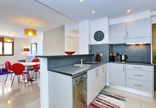 Apartamento en Rosas / Roses - SALATA, Magnífico apartamento 2 hab.con vista al mar a 30m de la playa. Piscina y parking privado.  Apartamento en Rosas / Roses - SALATA, Magnífico apartamento 2 hab.con vista al mar a 30m de la playa. Piscina y parking privado.