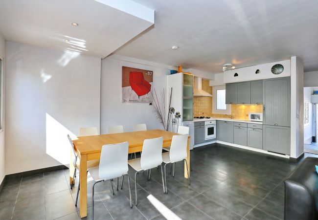 Villa en Empuriabrava - BAHIA 28 Magnífica casa 3 hab. con jardín y piscina privada a 300m de la playa Villa en Empuriabrava - BAHIA 28 Magnífica casa 3 hab. con jardín y piscina privada a 300m de la playa