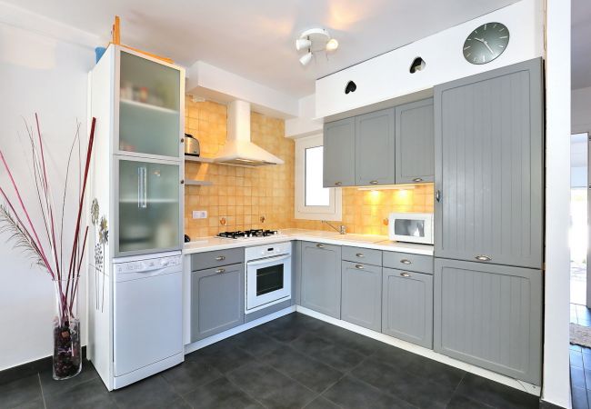 Villa en Empuriabrava - BAHIA 28 Magnífica casa 3 hab. con jardín y piscina privada a 300m de la playa Villa en Empuriabrava - BAHIA 28 Magnífica casa 3 hab. con jardín y piscina privada a 300m de la playa