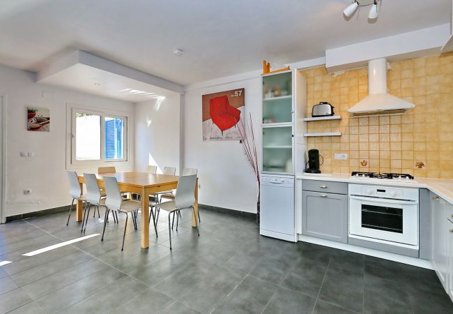 Villa en Empuriabrava - BAHIA 28 Magnífica casa 3 hab. con jardín y piscina privada a 300m de la playa Villa en Empuriabrava - BAHIA 28 Magnífica casa 3 hab. con jardín y piscina privada a 300m de la playa