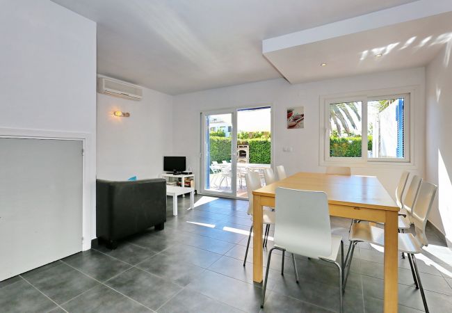 Villa en Empuriabrava - BAHIA 28 Magnífica casa 3 hab. con jardín y piscina privada a 300m de la playa Villa en Empuriabrava - BAHIA 28 Magnífica casa 3 hab. con jardín y piscina privada a 300m de la playa