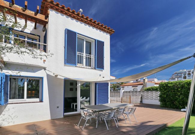 Villa en Empuriabrava - BAHIA 28 Magnífica casa 3 hab. con jardín y piscina privada a 300m de la playa Villa en Empuriabrava - BAHIA 28 Magnífica casa 3 hab. con jardín y piscina privada a 300m de la playa