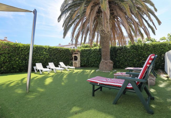 Villa en Empuriabrava - BAHIA 28 Magnífica casa 3 hab. con jardín y piscina privada a 300m de la playa Villa en Empuriabrava - BAHIA 28 Magnífica casa 3 hab. con jardín y piscina privada a 300m de la playa