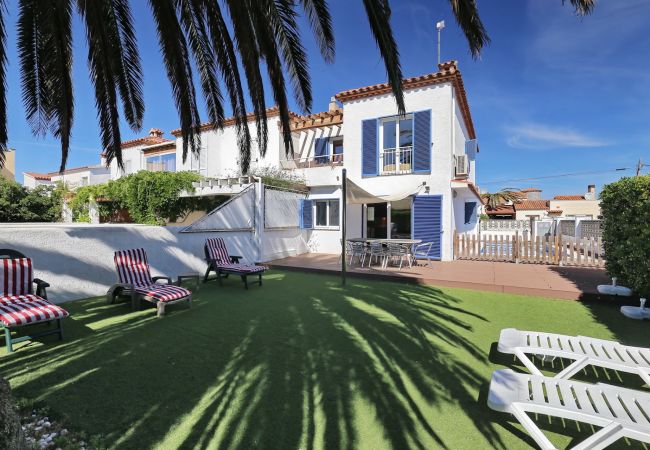 Villa en Empuriabrava - BAHIA 28 Magnífica casa 3 hab. con jardín y piscina privada a 300m de la playa