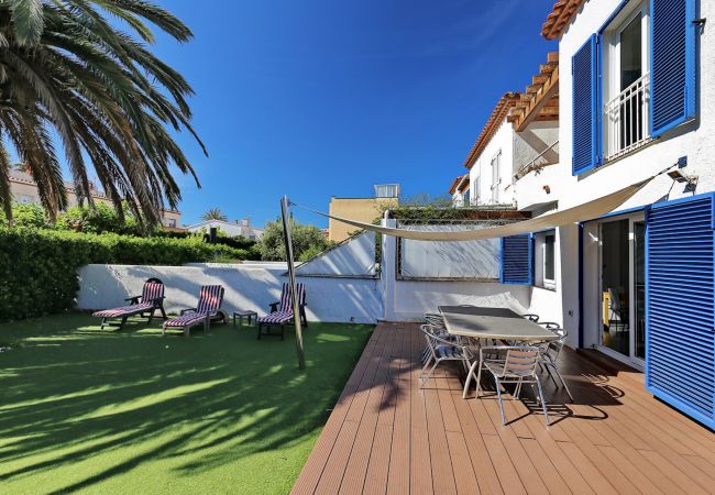 Villa en Empuriabrava - BAHIA 28 Magnífica casa 3 hab. con jardín y piscina privada a 300m de la playa Villa en Empuriabrava - BAHIA 28 Magnífica casa 3 hab. con jardín y piscina privada a 300m de la playa