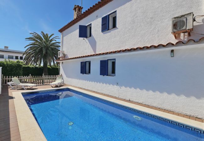 Villa en Empuriabrava - BAHIA 28 Magnífica casa 3 hab. con jardín y piscina privada a 300m de la playa Villa en Empuriabrava - BAHIA 28 Magnífica casa 3 hab. con jardín y piscina privada a 300m de la playa