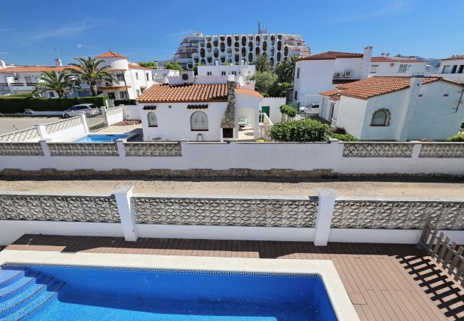 Villa en Empuriabrava - BAHIA 28 Magnífica casa 3 hab. con jardín y piscina privada a 300m de la playa Villa en Empuriabrava - BAHIA 28 Magnífica casa 3 hab. con jardín y piscina privada a 300m de la playa