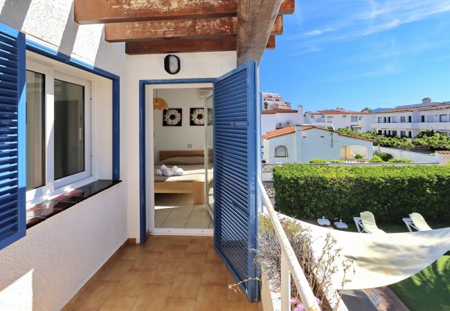 Villa en Empuriabrava - BAHIA 28 Magnífica casa 3 hab. con jardín y piscina privada a 300m de la playa Villa en Empuriabrava - BAHIA 28 Magnífica casa 3 hab. con jardín y piscina privada a 300m de la playa