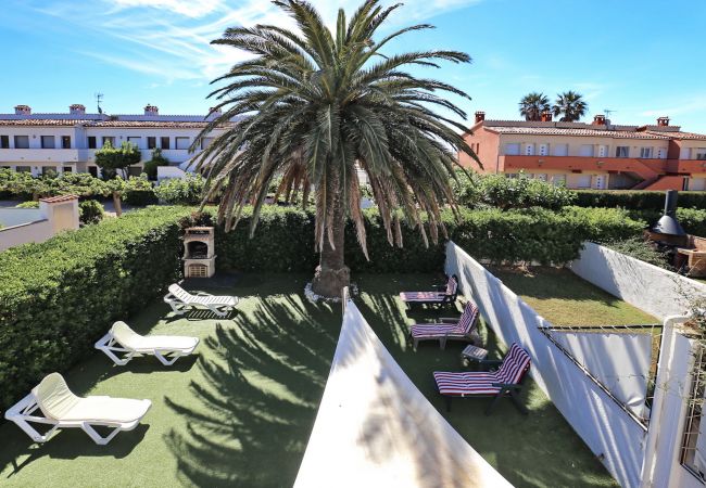 Villa en Empuriabrava - BAHIA 28 Magnífica casa 3 hab. con jardín y piscina privada a 300m de la playa Villa en Empuriabrava - BAHIA 28 Magnífica casa 3 hab. con jardín y piscina privada a 300m de la playa