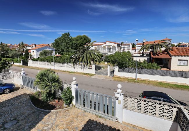 Villa en Empuriabrava - BAHIA 28 Magnífica casa 3 hab. con jardín y piscina privada a 300m de la playa Villa en Empuriabrava - BAHIA 28 Magnífica casa 3 hab. con jardín y piscina privada a 300m de la playa