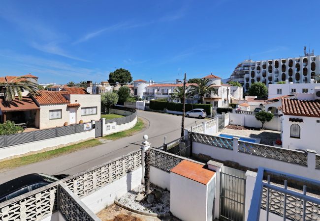 Villa en Empuriabrava - BAHIA 28 Magnífica casa 3 hab. con jardín y piscina privada a 300m de la playa Villa en Empuriabrava - BAHIA 28 Magnífica casa 3 hab. con jardín y piscina privada a 300m de la playa