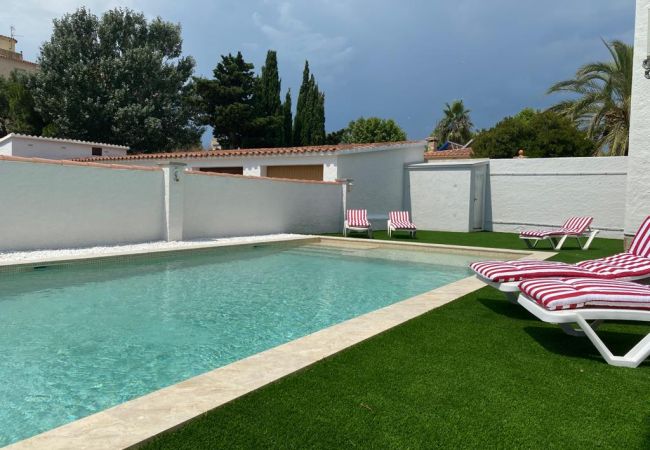 Apartamento en Empuriabrava - BADIA 1, 2 hab , piscina,100m playa parking, wifi  Apartamento en Empuriabrava - BADIA 1, 2 hab , piscina,100m playa parking, wifi