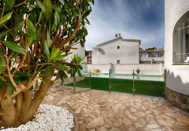 Apartamento en Empuriabrava - BADIA 1, 2 hab , piscina,100m playa parking, wifi  Apartamento en Empuriabrava - BADIA 1, 2 hab , piscina,100m playa parking, wifi