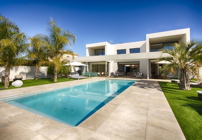 Villa en Empuriabrava - PENI LUJOSA CASA CANAL PENI,4ha, PISCINA, AMARRE 25m,WIFI Villa en Empuriabrava - PENI LUJOSA CASA CANAL PENI,4ha, PISCINA, AMARRE 25m,WIFI