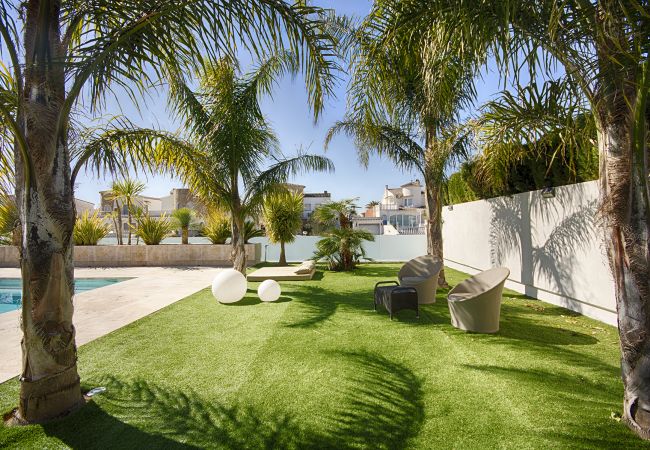 Villa en Empuriabrava - PENI LUJOSA CASA CANAL PENI,4ha, PISCINA, AMARRE 25m,WIFI Villa en Empuriabrava - PENI LUJOSA CASA CANAL PENI,4ha, PISCINA, AMARRE 25m,WIFI