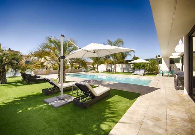 Villa en Empuriabrava - PENI LUJOSA CASA CANAL PENI,4ha, PISCINA, AMARRE 25m,WIFI Villa en Empuriabrava - PENI LUJOSA CASA CANAL PENI,4ha, PISCINA, AMARRE 25m,WIFI