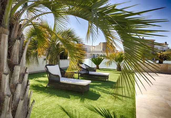 Villa en Empuriabrava - PENI LUJOSA CASA CANAL PENI,4ha, PISCINA, AMARRE 25m,WIFI Villa en Empuriabrava - PENI LUJOSA CASA CANAL PENI,4ha, PISCINA, AMARRE 25m,WIFI