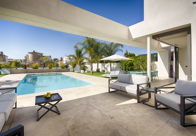 Villa en Empuriabrava - PENI LUJOSA CASA CANAL PENI,4ha, PISCINA, AMARRE 25m,WIFI Villa en Empuriabrava - PENI LUJOSA CASA CANAL PENI,4ha, PISCINA, AMARRE 25m,WIFI