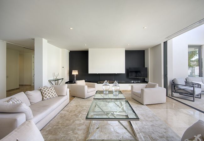 Villa en Empuriabrava - PENI LUJOSA CASA CANAL PENI,4ha, PISCINA, AMARRE 25m,WIFI Villa en Empuriabrava - PENI LUJOSA CASA CANAL PENI,4ha, PISCINA, AMARRE 25m,WIFI