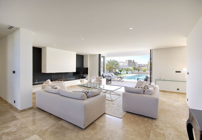 Villa en Empuriabrava - PENI LUJOSA CASA CANAL PENI,4ha, PISCINA, AMARRE 25m,WIFI Villa en Empuriabrava - PENI LUJOSA CASA CANAL PENI,4ha, PISCINA, AMARRE 25m,WIFI