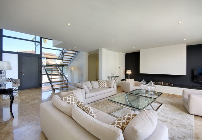 Villa en Empuriabrava - PENI LUJOSA CASA CANAL PENI,4ha, PISCINA, AMARRE 25m,WIFI Villa en Empuriabrava - PENI LUJOSA CASA CANAL PENI,4ha, PISCINA, AMARRE 25m,WIFI