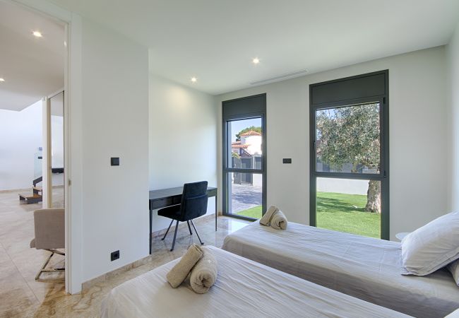 Villa en Empuriabrava - PENI LUJOSA CASA CANAL PENI,4ha, PISCINA, AMARRE 25m,WIFI Villa en Empuriabrava - PENI LUJOSA CASA CANAL PENI,4ha, PISCINA, AMARRE 25m,WIFI