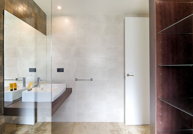 Villa en Empuriabrava - PENI LUJOSA CASA CANAL PENI,4ha, PISCINA, AMARRE 25m,WIFI Villa en Empuriabrava - PENI LUJOSA CASA CANAL PENI,4ha, PISCINA, AMARRE 25m,WIFI