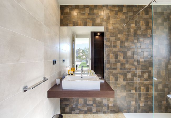 Villa en Empuriabrava - PENI LUJOSA CASA CANAL PENI,4ha, PISCINA, AMARRE 25m,WIFI Villa en Empuriabrava - PENI LUJOSA CASA CANAL PENI,4ha, PISCINA, AMARRE 25m,WIFI