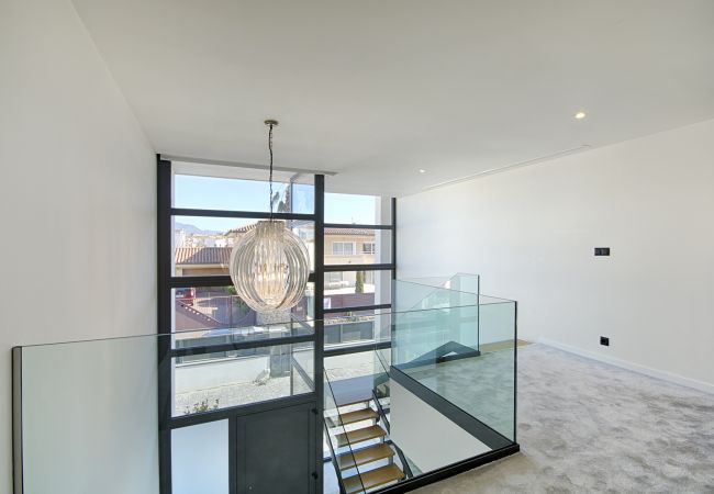 Villa en Empuriabrava - PENI LUJOSA CASA CANAL PENI,4ha, PISCINA, AMARRE 25m,WIFI Villa en Empuriabrava - PENI LUJOSA CASA CANAL PENI,4ha, PISCINA, AMARRE 25m,WIFI