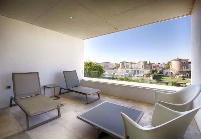 Villa en Empuriabrava - PENI LUJOSA CASA CANAL PENI,4ha, PISCINA, AMARRE 25m,WIFI Villa en Empuriabrava - PENI LUJOSA CASA CANAL PENI,4ha, PISCINA, AMARRE 25m,WIFI