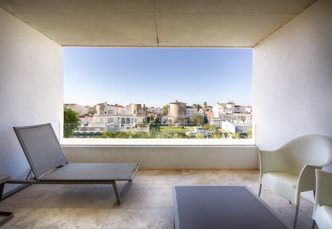 Villa en Empuriabrava - PENI LUJOSA CASA CANAL PENI,4ha, PISCINA, AMARRE 25m,WIFI Villa en Empuriabrava - PENI LUJOSA CASA CANAL PENI,4ha, PISCINA, AMARRE 25m,WIFI