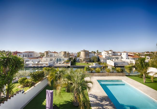 Villa en Empuriabrava - PENI LUJOSA CASA CANAL PENI,4ha, PISCINA, AMARRE 25m,WIFI Villa en Empuriabrava - PENI LUJOSA CASA CANAL PENI,4ha, PISCINA, AMARRE 25m,WIFI