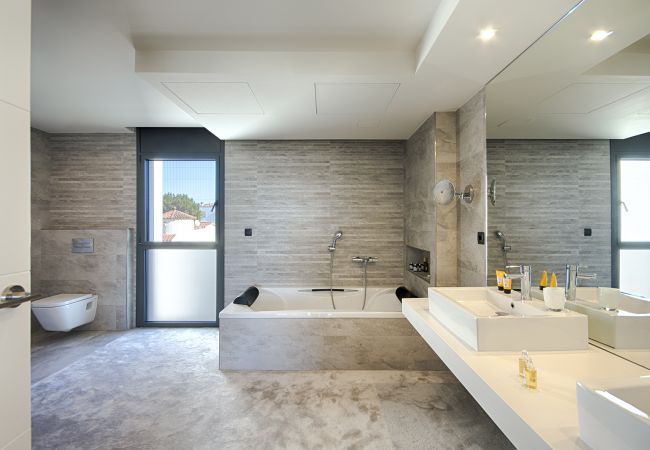 Villa en Empuriabrava - PENI LUJOSA CASA CANAL PENI,4ha, PISCINA, AMARRE 25m,WIFI Villa en Empuriabrava - PENI LUJOSA CASA CANAL PENI,4ha, PISCINA, AMARRE 25m,WIFI