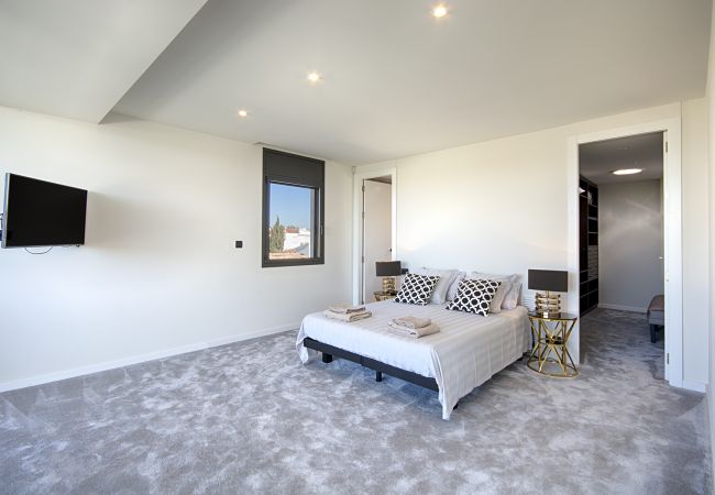 Villa en Empuriabrava - PENI LUJOSA CASA CANAL PENI,4ha, PISCINA, AMARRE 25m,WIFI Villa en Empuriabrava - PENI LUJOSA CASA CANAL PENI,4ha, PISCINA, AMARRE 25m,WIFI