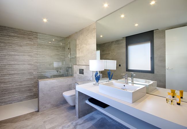 Villa en Empuriabrava - PENI LUJOSA CASA CANAL PENI,4ha, PISCINA, AMARRE 25m,WIFI Villa en Empuriabrava - PENI LUJOSA CASA CANAL PENI,4ha, PISCINA, AMARRE 25m,WIFI