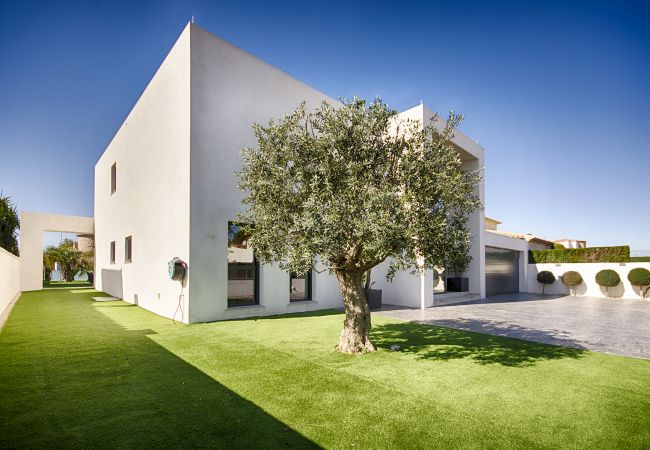Villa en Empuriabrava - PENI LUJOSA CASA CANAL PENI,4ha, PISCINA, AMARRE 25m,WIFI Villa en Empuriabrava - PENI LUJOSA CASA CANAL PENI,4ha, PISCINA, AMARRE 25m,WIFI
