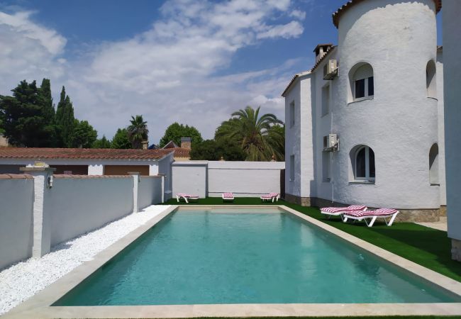 Apartamento en Empuriabrava - BADIA 2 ,PISO 2ha,PISCINA,100m PLAYA,PARKING,WIFI Apartamento en Empuriabrava - BADIA 2 ,PISO 2ha,PISCINA,100m PLAYA,PARKING,WIFI