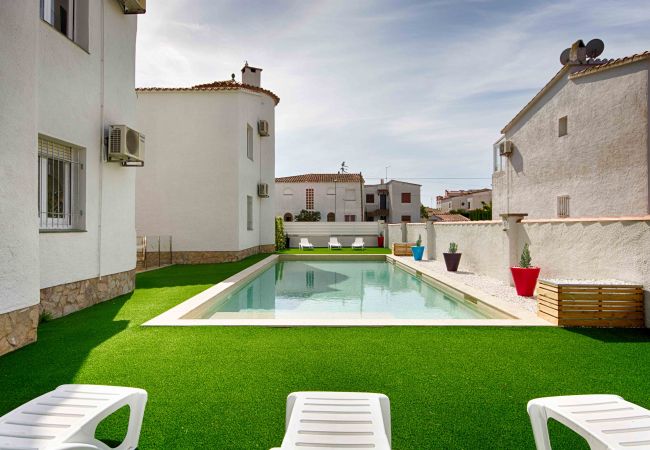 Apartamento en Empuriabrava - BADIA 8, PISO 2ha,PISCINA,100 m PLAYA,PARKING,WIFI Apartamento en Empuriabrava - BADIA 8, PISO 2ha,PISCINA,100 m PLAYA,PARKING,WIFI