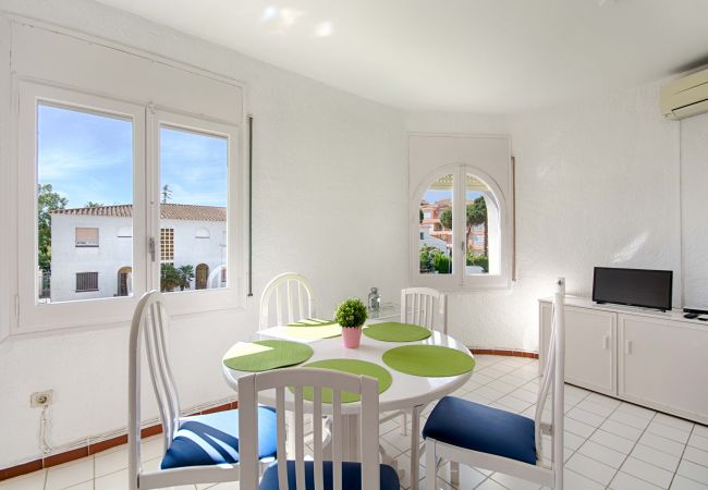 Apartamento en Empuriabrava - BADIA 8, PISO 2ha,PISCINA,100 m PLAYA,PARKING,WIFI Apartamento en Empuriabrava - BADIA 8, PISO 2ha,PISCINA,100 m PLAYA,PARKING,WIFI