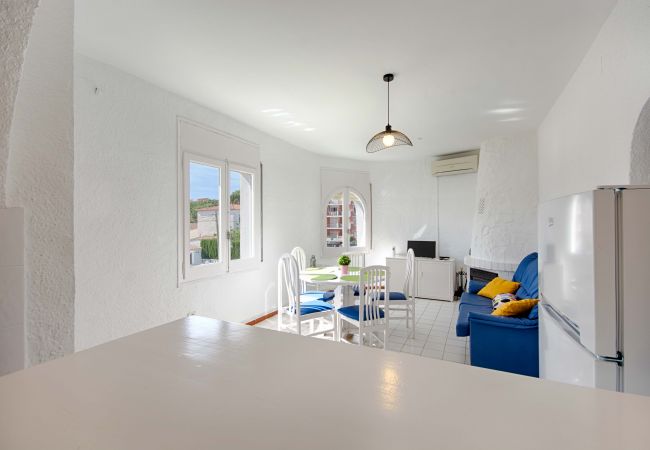 Apartamento en Empuriabrava - BADIA 8, PISO 2ha,PISCINA,100 m PLAYA,PARKING,WIFI Apartamento en Empuriabrava - BADIA 8, PISO 2ha,PISCINA,100 m PLAYA,PARKING,WIFI