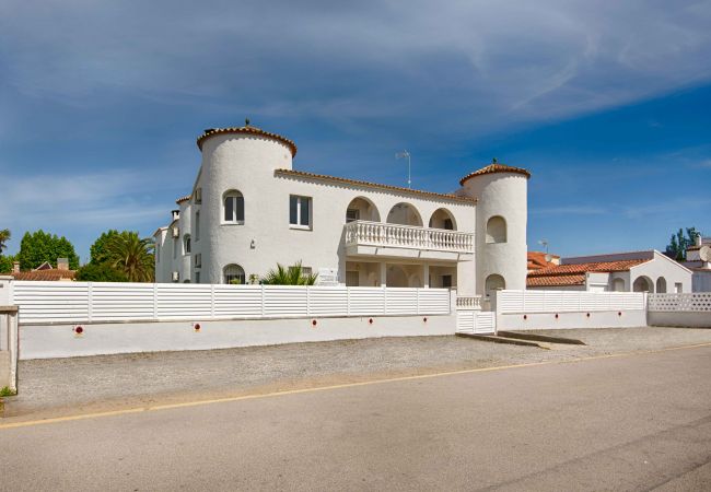 Apartamento en Empuriabrava - BADIA 9,PISO 1ha,PISCINA,100m playa,PARKING,WIFI Apartamento en Empuriabrava - BADIA 9,PISO 1ha,PISCINA,100m playa,PARKING,WIFI