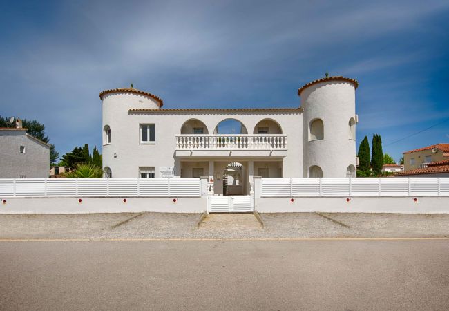 Apartamento en Empuriabrava - BADIA 9,PISO 1ha,PISCINA,100m playa,PARKING,WIFI Apartamento en Empuriabrava - BADIA 9,PISO 1ha,PISCINA,100m playa,PARKING,WIFI