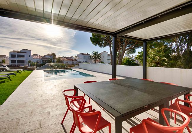 Villa en Empuriabrava - TER MARAVILLOSA VILLA CANAL TER,PISCINA,WIFI, PARKING Villa en Empuriabrava - TER MARAVILLOSA VILLA CANAL TER,PISCINA,WIFI, PARKING