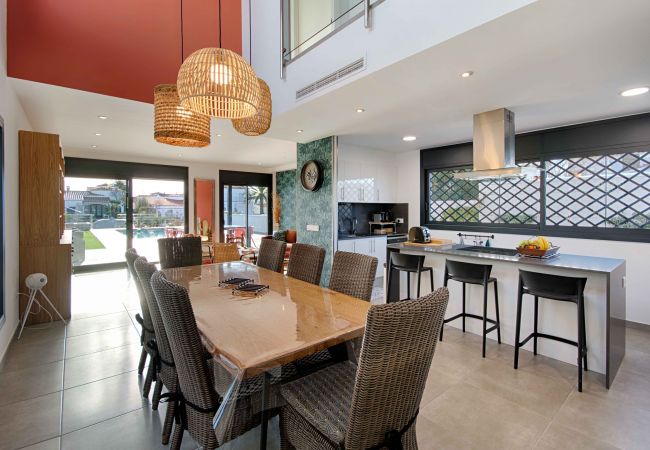 Villa en Empuriabrava - TER MARAVILLOSA VILLA CANAL TER,PISCINA,WIFI, PARKING Villa en Empuriabrava - TER MARAVILLOSA VILLA CANAL TER,PISCINA,WIFI, PARKING