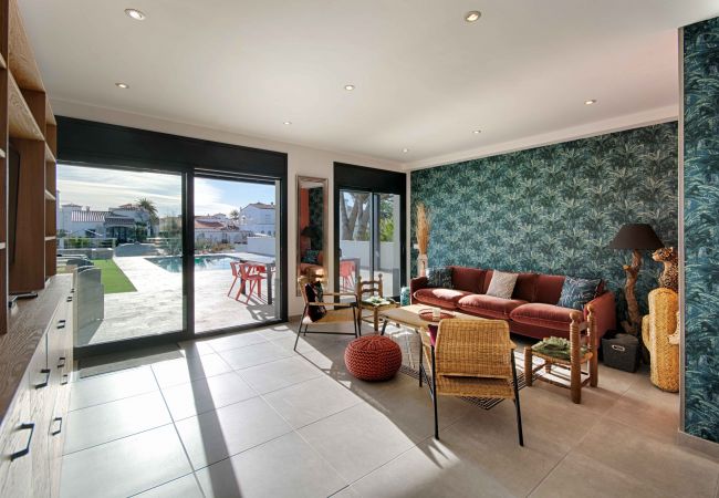 Villa en Empuriabrava - TER MARAVILLOSA VILLA CANAL TER,PISCINA,WIFI, PARKING Villa en Empuriabrava - TER MARAVILLOSA VILLA CANAL TER,PISCINA,WIFI, PARKING