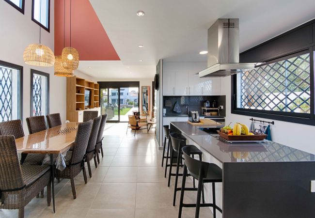 Villa en Empuriabrava - TER MARAVILLOSA VILLA CANAL TER,PISCINA,WIFI, PARKING Villa en Empuriabrava - TER MARAVILLOSA VILLA CANAL TER,PISCINA,WIFI, PARKING