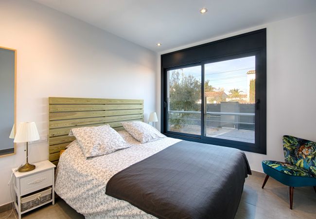 Villa en Empuriabrava - TER MARAVILLOSA VILLA CANAL TER,PISCINA,WIFI, PARKING Villa en Empuriabrava - TER MARAVILLOSA VILLA CANAL TER,PISCINA,WIFI, PARKING