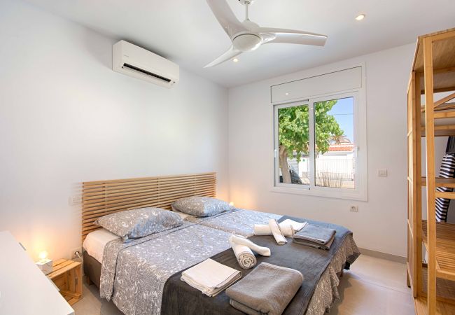 Villa en Empuriabrava - FALCONERA VILLA CANAL  3 HA ,PISCINA,AMARRE,WIFI,PARKING Villa en Empuriabrava - FALCONERA VILLA CANAL  3 HA ,PISCINA,AMARRE,WIFI,PARKING