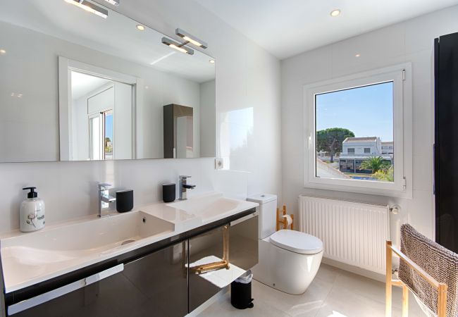 Villa en Empuriabrava - FALCONERA VILLA CANAL  3 HA ,PISCINA,AMARRE,WIFI,PARKING Villa en Empuriabrava - FALCONERA VILLA CANAL  3 HA ,PISCINA,AMARRE,WIFI,PARKING